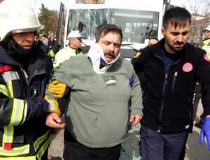 Erzurum’da halk otobüsü yolcu minibüsüne çarptı! 14 kişi yaralandı