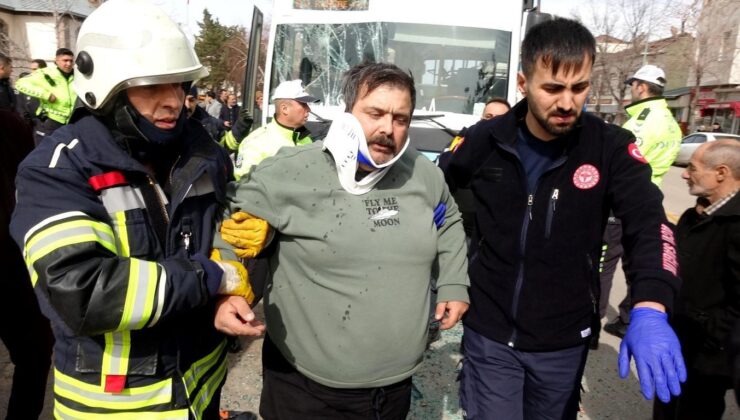 Erzurum’da halk otobüsü yolcu minibüsüne çarptı! 14 kişi yaralandı