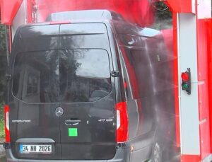 İstanbul’da oto yıkamacılarda yoğunluk… Kuzey Afrika’dan gelen toz araçları çamur içinde bıraktı