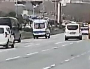 Makas atan aracın çarptığı otomobil savruldu, bu kez ambulans çarptı! O anlar kamerada