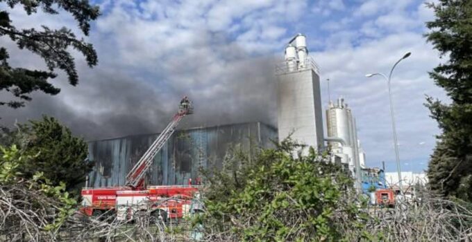 Konya’da bir fabrikaya ait depoda yangın çıktı